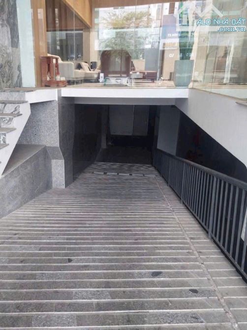 BÁN KHÁCH SẠN 65 PHÒNG- MT CHỢ BẾN THÀNH- DT: 290 M2- 1 HẦM+10 TẦNG- 299 TỶ - 2