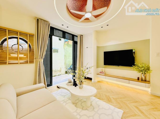 BÁN NHÀ ĐẸP - GẦN CÔNG VIÊN LÀNG HOA, NGANG 4,2M, 3PN, Ô TÔ SÁT NHÀ - 5 TỶ XÍ - 2