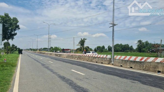 4.000m2 (sẵn 900m2 thổ cư) mt Tỉnh lộ 830 mới, Tân Trạch, Cần Đước. Giá rẻ 25 tỷ TL - 2