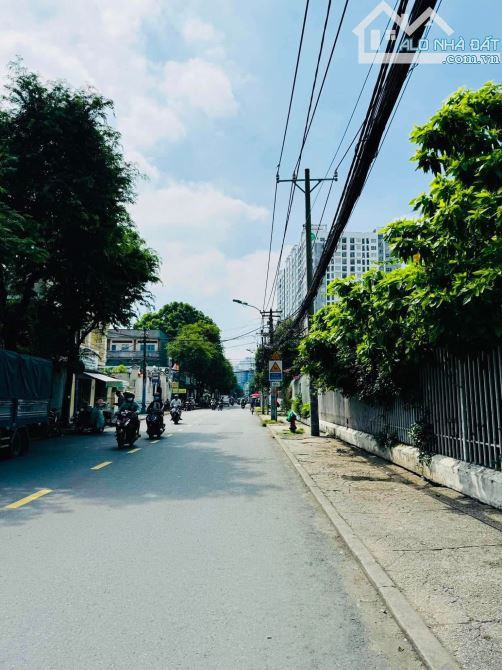 CỰC PHẨM 4 TẦNG NGUYỄN KHOÁI P2 Q4  MẶT TIỀN HẼM TO VỪA Ở VỪA K.DOANH XUNG QUANH HÀNG QUÁN - 3