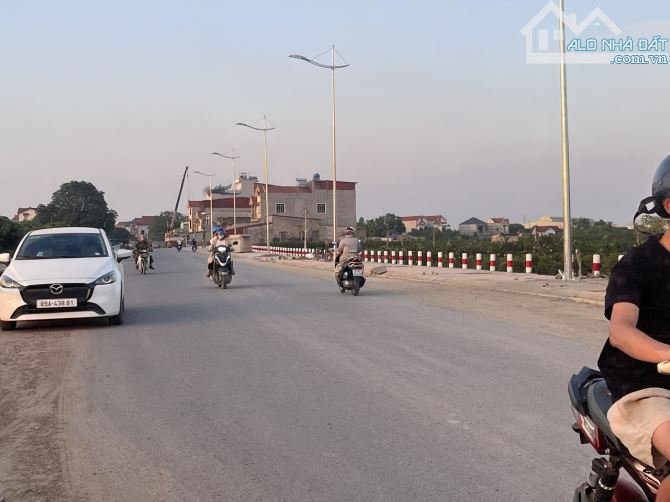 Đường 8m, 2 mặt tiền chia nhiều lô. Bán 1300m giáp Văn Giang, cạnh dự án Sungroup và VĐ4 - 5