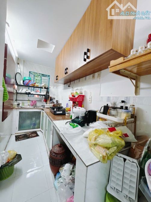 Bán nhà 2 tầng Bến Vân Đồn, gần cầu Nguyễn Văn Cừ giá 5.9 tỷ - 6