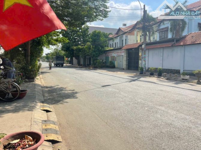 NHÀ 5 TẦNG CHÍNH CHỦ ĐANG NGỘP BANK MẶT TIỀN ĐƯỜNG 20M TIỀN LÂN BÀ ĐIỂM HÓC MÔN GIÁ RẺ .