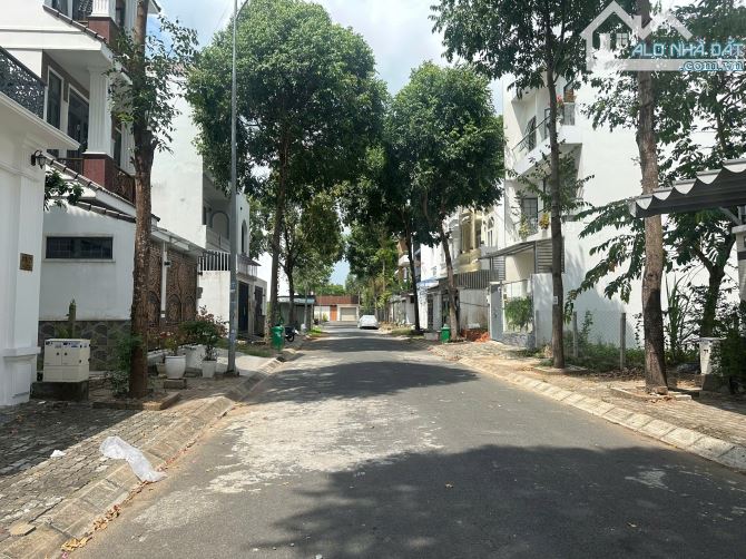 Bán nhà 1 trệt 2 lầu khu dân cư Nam Long 2