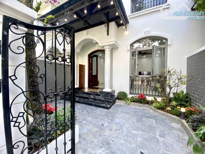 🏡 CHO THUÊ BIỆT THỰ SÂN VƯỜN VINHOMES RIVERSIDE - SANG XỊN - FULL NỘI THẤT – VÀO Ở NGAY