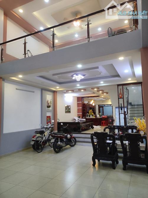 🔥 Bán gấp biệt thự sân vườn MẶT TIỀN Nguyễn Đình Chính (5.2x~30m) 3 tầng. Khu VIP