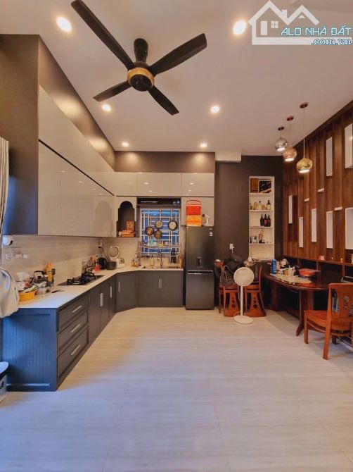 Bán nhà 1 trệt 1 lầu hẻm Hồ Tùng Mậu Trung tâm thương mại cái khế