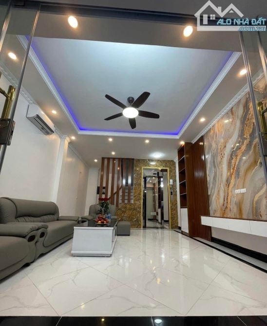Bán nhà Kim Ngưu, dt 33,5m x 5 tầng, nhỉnh 6 tỷ, cách ô tô tránh 15m, gần time city
