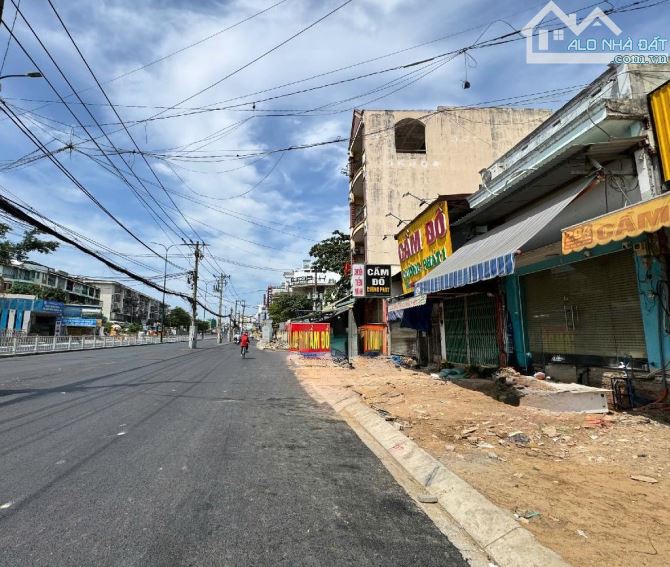 Mặt tiền Dương Quảng Hàm P.5 GV - 100m2 ngang 5 - Đường nhựa 40m