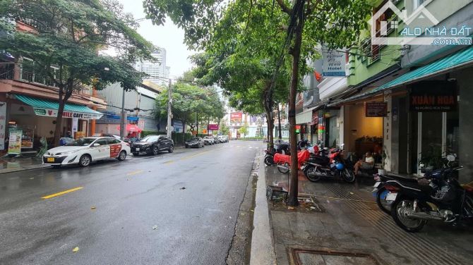 Khách sạn 8 tầng mặt tiền Hoàng Hoa Thám cạnh tòa nhà Vincom Lê Thánh Tôn