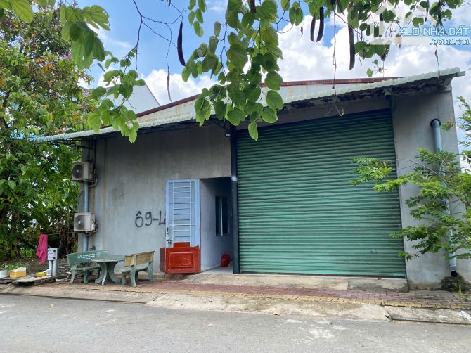 Nhà kho (10x23m) 230m2 - Đường 10m - Sổ hồng riêng - Full thổ cư - Đang cho thuê 12tr/thán