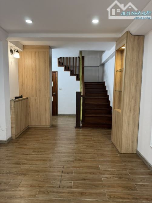 Phạm Ngọc Thạch, 2 oto tránh, Vỉa hè, View Vincom, KD. 34m2x6t, MT 3.5m. 11.1 tỷ