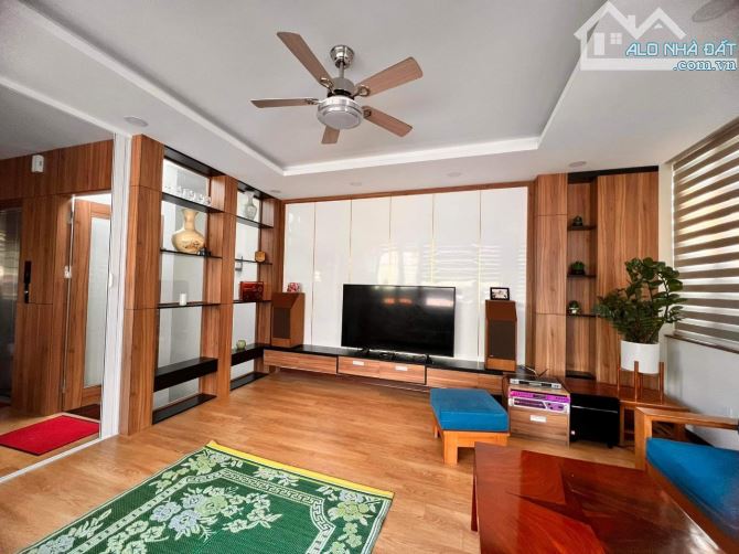 Siêu phẩm nhà phố Linh Lang - Phân lô ô tô tránh, thang máy, nội thất đẳng cấp giá 32 tỷ.