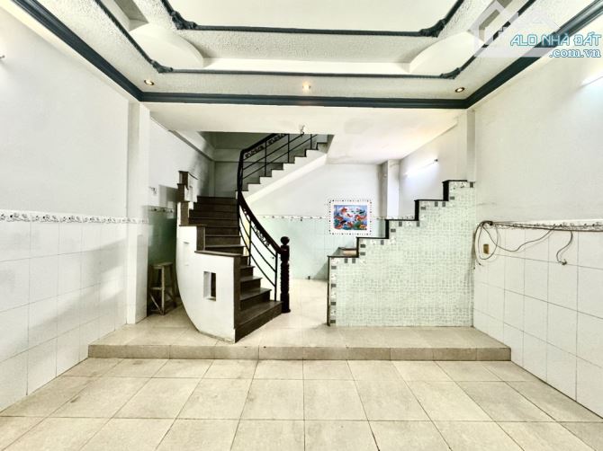 Bán gấp nhà đẹp ở ngay Hoài Thanh, sát mặt tiền 45m2, ngang khủng 5m, SHR, chỉ 4.9 tỷ.