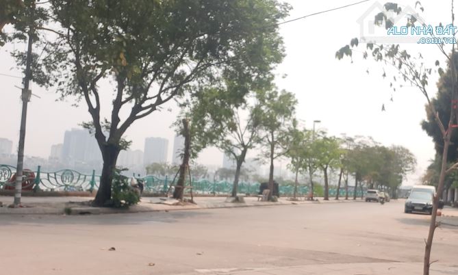 Bán nhà mặt phố Quảng Bá giáp hồ Tây  430m2 x3T, mt 17m giá 150 tỷ, sổ đỏ đẹp, vỉa hè rộng