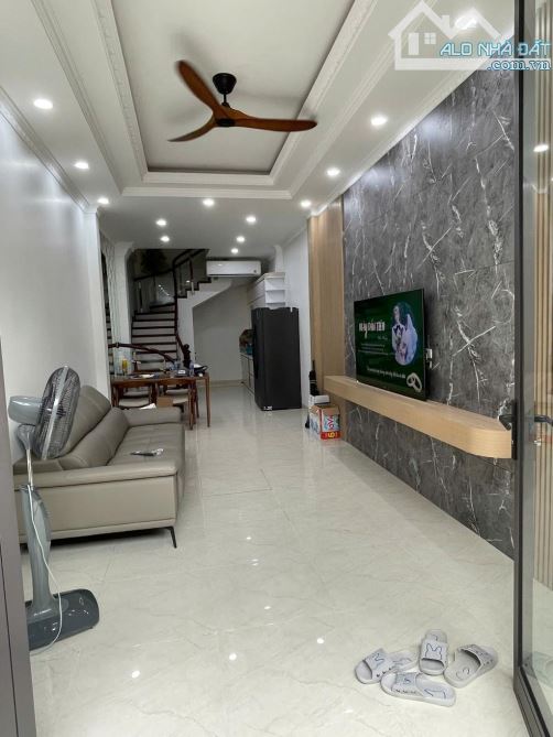 Nhượng nhà 🏠 40 m , 5 tầng, mặt tiền 4 m rao 8,1 tỉ
