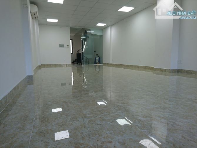 Toà nhà văn phòng 5x20m, hầm 4 tầng có thang máy ngay Lương Định Của, P. An Phú
