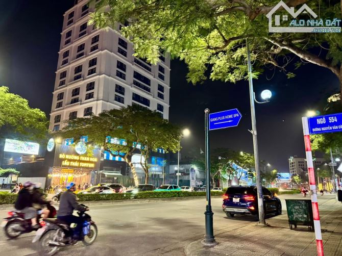 Mặt phố Nguyễn Văn Cừ, Vị trí đẹp nhất, 2 mặt tiền trước sau, 70m2 mt 5m hậu 5m