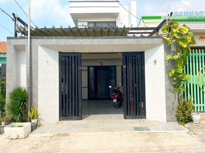 Nhà và đất Đức Hòa Hạ - Sát KCN Tân Đức: Đầu tư & An cư đỉnh!"
