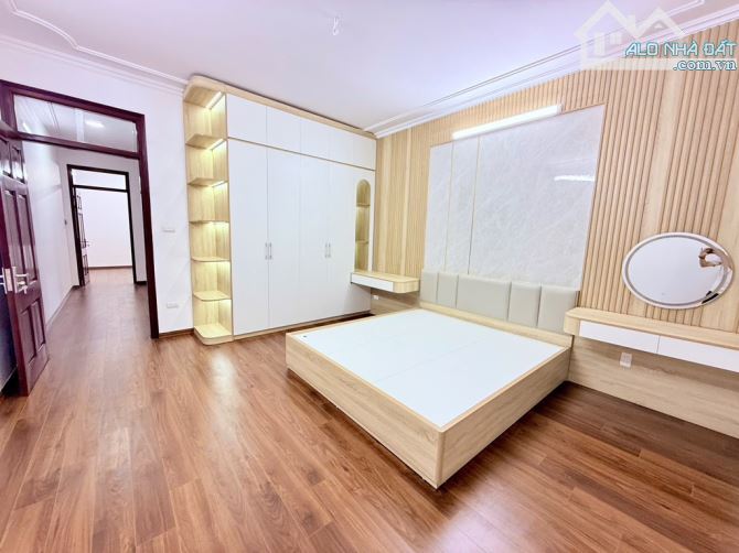 TÔ 7 CHỖ VÀO NHÀ - MỚI KOONG - BA MẶT THOÁNG - NGÕ THÔNG KINH DOANH - DÂN XÂY NỒI ĐỒNG CỐ