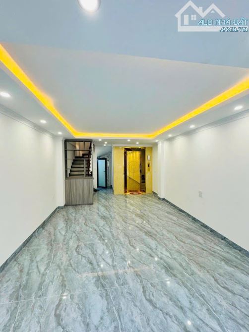 SIÊU HIẾM BỒ ĐỀ 50M2 THANG MÁY- 1OM Ô TÔ TRÁNH- GẦN CHỢ NHỈNH 10 TỶ