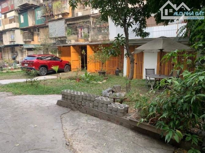 Căn hộ tập thể sân vườn ở Chùa Láng oto vào nhà