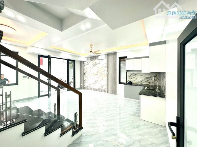 Nhà 3 tầng diện tích 80m2 sân vườn tiểu cảnh rộng đẹp phố Cấm giá chỉ 3,15 tỷ có tt