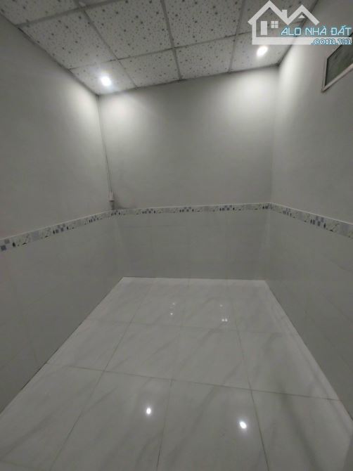 Giá cực tốt..7tỷ990. Bán nhà mặt tiền Bùi Văn Hoà P. Long Bình gần cổng kcn. 6x43m. SHR - 3