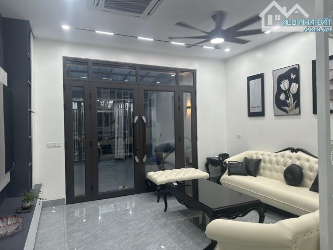 Nhà đẹp Vị Trí  siêu Hot giá cực hấp dẫn đường thông oto tránh giá chỉ 14.398ty - 1