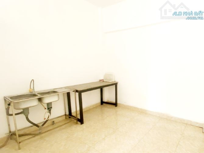Cho thuê nhà 1 lầu 2 phòng hẻm xe hơi Trần Bình Trọng, Quận 5 - 1