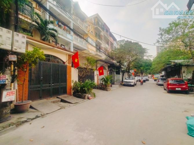 BÁN ĐẤT TẶNG NHÀ PHỐ TRUNG KÍNH CẦU GIẤY  20 TỶ 55M2 MT 5M C4  VỈA HÈ  TÔ TRÁNH KINH DOANH - 1