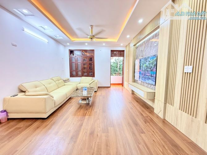 TÔ 7 CHỖ VÀO NHÀ - MỚI KOONG - BA MẶT THOÁNG - NGÕ THÔNG KINH DOANH - DÂN XÂY NỒI ĐỒNG CỐ - 1