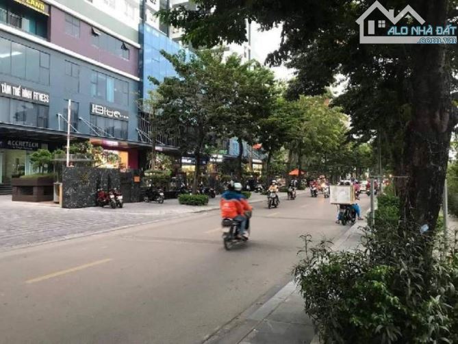 Bán 1112m2 đất tại đường Vũ Tông Phan. Mặt phố Vũ tông phan kinh doanh. Giá 200 tỷ