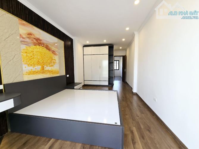 SIÊU PHẨM MỚI TINH NGUYỄN VĂN LINH - Ô TÔ ĐỖ CỬA - THÔNG TUNG TOÉ - THANG MÁY CHẠY VÙ VÙ - 2