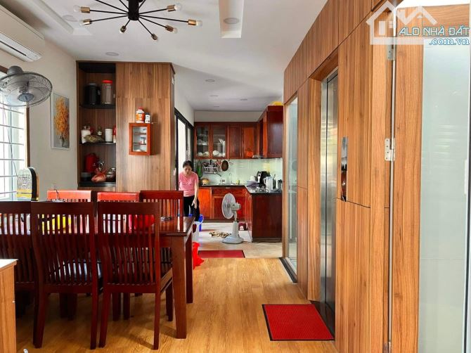 Siêu phẩm nhà phố Linh Lang - Phân lô ô tô tránh, thang máy, nội thất đẳng cấp giá 32 tỷ. - 2