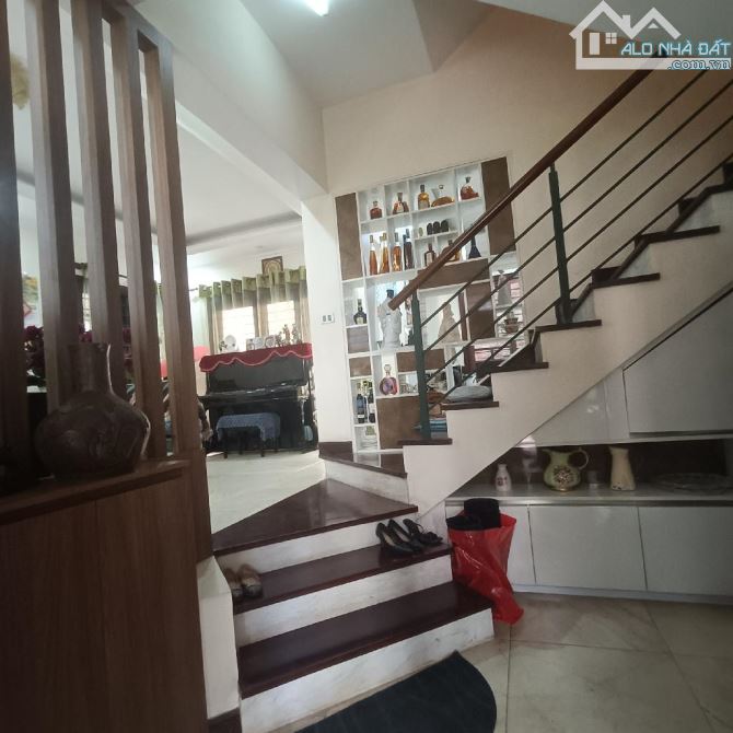Bán nhà mặt phố Quảng Bá giáp hồ Tây  430m2 x3T, mt 17m giá 150 tỷ, sổ đỏ đẹp, vỉa hè rộng - 2