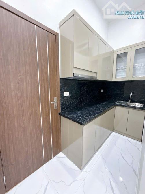 TẬP THỂ TRẦN CUNG-2 THOÁNG-Ô TÔ ĐỖ CỬA-ĐẸP Ở LUÔN-GẦN VIỆN E-3 NGỦ-60M2 - 2