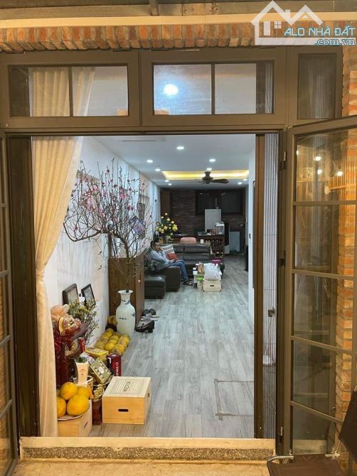 Căn hộ tập thể sân vườn ở Chùa Láng oto vào nhà - 2
