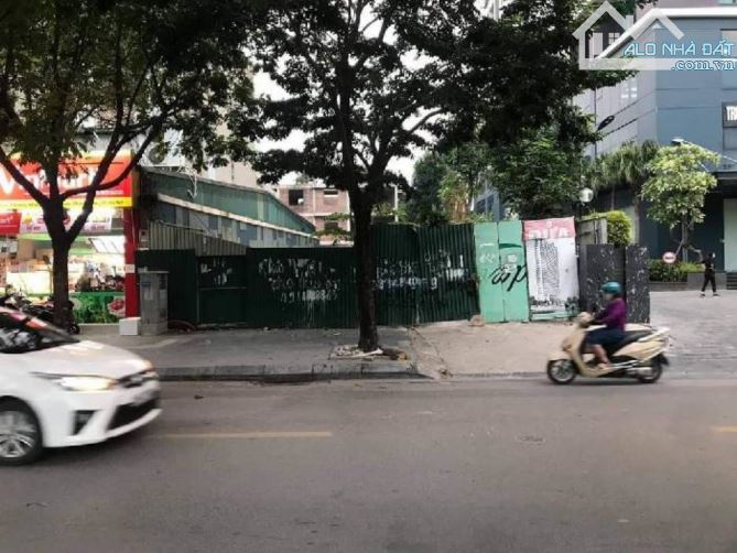 Bán 1112m2 đất tại đường Vũ Tông Phan. Mặt phố Vũ tông phan kinh doanh. Giá 200 tỷ - 1