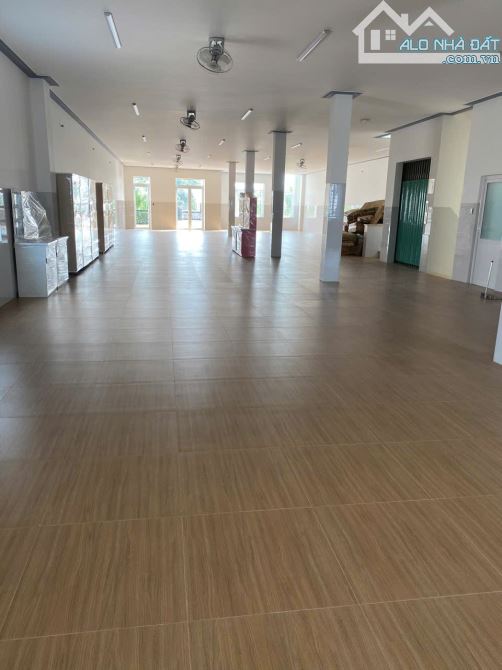 DT :11*57 Căn Nhà Mặt Tiền Kinh Đoanh Đường Cách Mạng Tháng 8 Thuộc Phường Long Hương - 3