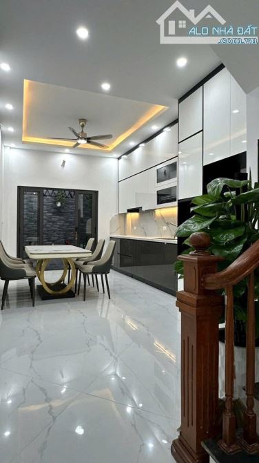 Bán nhà 8/3 - Phân lô ô tô tránh - Thang máy xịn - Ngõ thoáng. Giá: 19,5 tỷ - 3
