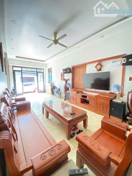 Cho thuê nhà Nguyễn Văn Linh -80m2 - nhà mới đẹp - ô tô đỗ thoải mái - 3