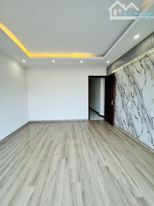 HIẾM-ĐỀN LỪ -TAM TRINH- KINH DOANH- 7 TẦNG THANG MÁY- Ô TÔ VÀO NHÀ - VỊ TRÍ ĐẮC ĐỊA - 3