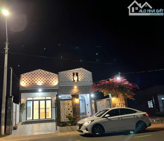 Chủ Cần tiền bán gấp hạ giá mạnh căn nhà mặt tiền đường Phạm Văn Hy - TT Đất Đỏ. Tặng full - 3