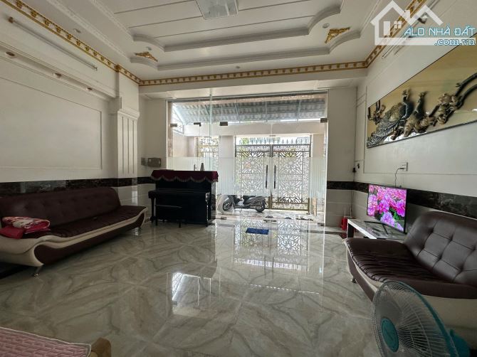 Bán nhà 1 trệt 2 lầu khu dân cư Nam Long 2 - 4
