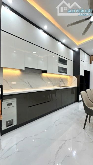 Bán nhà 8/3 - Phân lô ô tô tránh - Thang máy xịn - Ngõ thoáng. Giá: 19,5 tỷ - 4