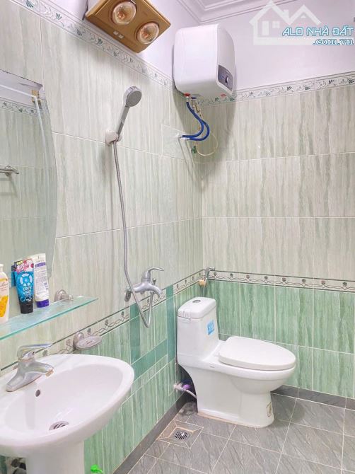 Cho thuê nhà Nguyễn Văn Linh -80m2 - nhà mới đẹp - ô tô đỗ thoải mái - 4