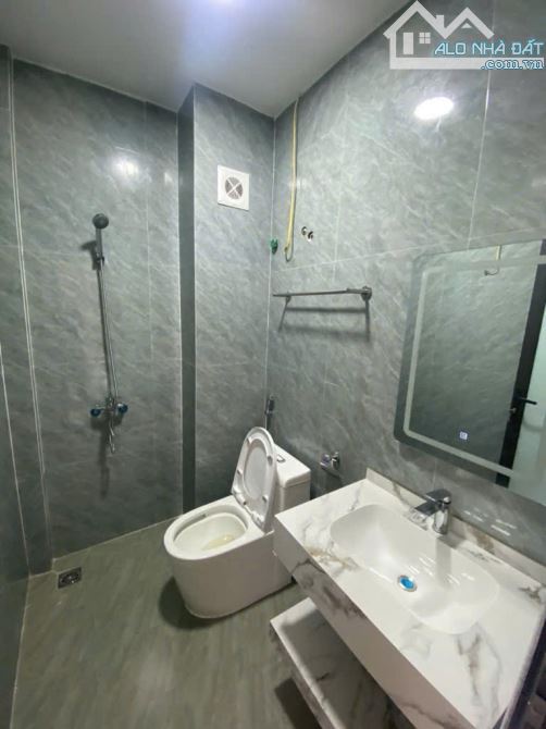 SIÊU HIẾM BỒ ĐỀ 50M2 THANG MÁY- 1OM Ô TÔ TRÁNH- GẦN CHỢ NHỈNH 10 TỶ - 4