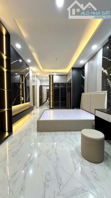 Bán nhà 8/3 - Phân lô ô tô tránh - Thang máy xịn - Ngõ thoáng. Giá: 19,5 tỷ - 5