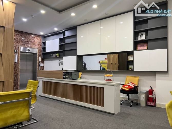 Bán nhà Mặt phố Lạc Long Quân - 67m2 x 6T x MT 5m - Tầng hầm thang máy - Sau nhà ngõ oto - 5